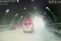 ویدئو | تصادف وحشتناک یک خودرو سواری با یک شخص ویلچر نشین در تونل