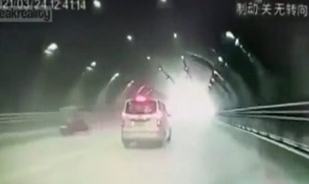 ویدئو | تصادف وحشتناک یک خودرو سواری با یک شخص ویلچر نشین در تونل