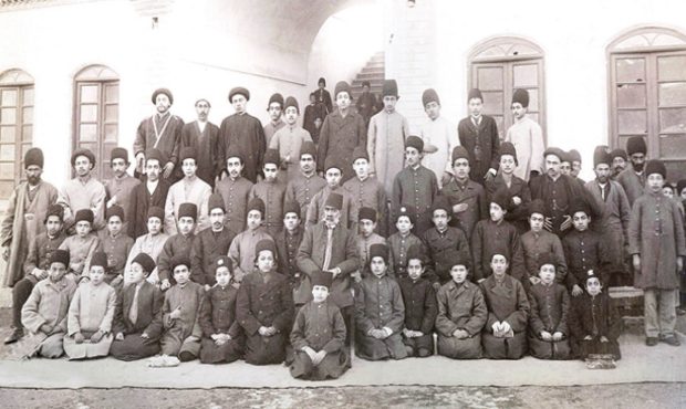 تصویری نادر و متفاوت از دانش آموزان یک مدرسه در دوره قاجار در تبریز