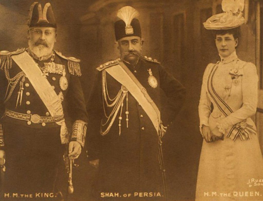  مظفرالدین شاه در کنار پادشاه و ملکه بریتانیا