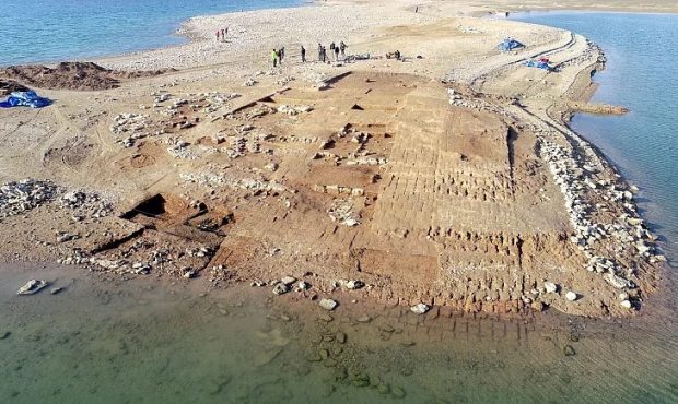(تصاویر) پدیدار شدن شهر باستانی ۳۴۰۰ ساله پس از کاهش سطح آب پشت سد موصل