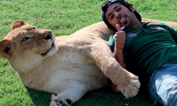 (ویدئو) دوستی باورنکردنی مرد اماراتی با حیوانات وحشی