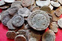 عکس/ گنجینۀ سکه‌های باستانی که یک «گورکن» کشف کرد!