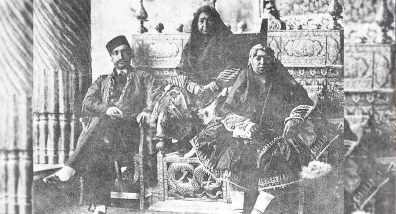 عکس زیرخاکی از «ناصرالدین شاه» کنار مادر و خواهرش