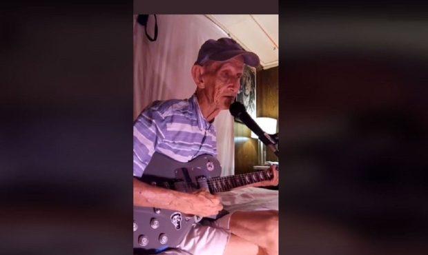 ویدئو/ این پیرمرد در ۹۰ سالگی خواننده شد و تمام جهان را شوکه کرد