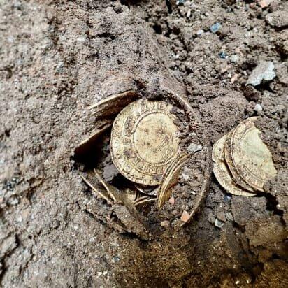  کشف سکه‌ های تاریخی طلا از کف یک آشپزخانه؛ زندگی ساکنان زیر و رو شد