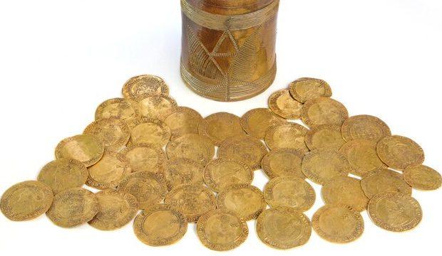 عکس/ کشف سکه‌ های تاریخی طلا از کف یک آشپزخانه؛ زندگی ساکنان زیر و رو شد
