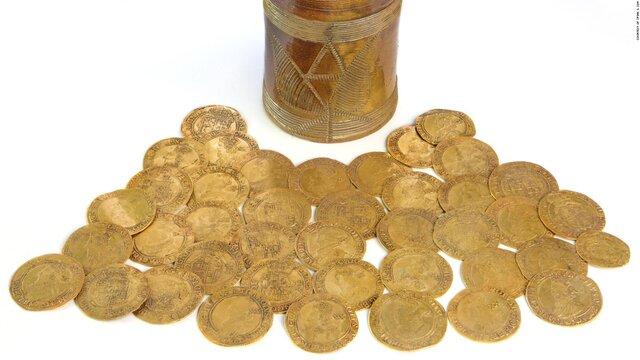  کشف سکه‌ های تاریخی طلا از کف یک آشپزخانه؛ زندگی ساکنان زیر و رو شد