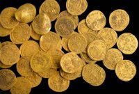 عکس/ کشف گنجینه‌ ای باستانی از سکه‌های طلا در دیوار