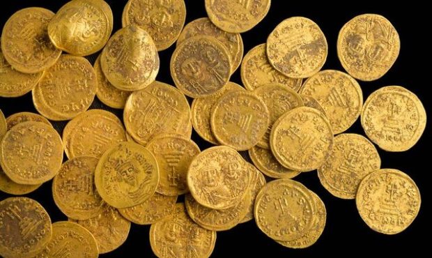 عکس/ کشف گنجینه‌ ای باستانی از سکه‌های طلا در دیوار