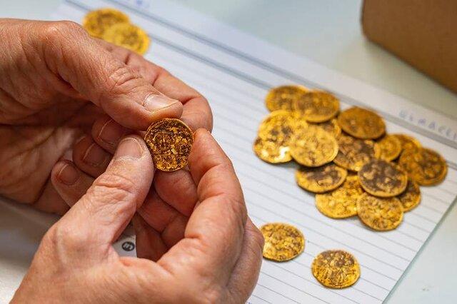 کشف گنجینه‌ ای باستانی از سکه‌های طلا در دیوار