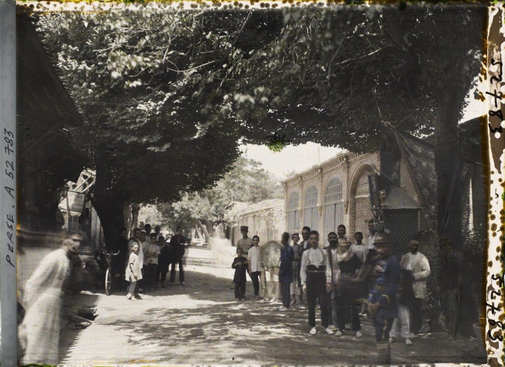 عکسی رنگی و دیده نشده از پوشش مردم تهران؛ یک قرن قبل