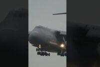 ویدئو/ مهارت خیره کننده خلبان در نشاندن بزرگترین هواپیمای نظامی جهان