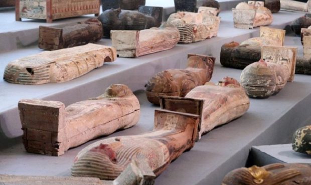 تصاویر/ نمایی از ۱۰۰ تابوت مومیایی و مجسمه باستانی کشف شده در مصر