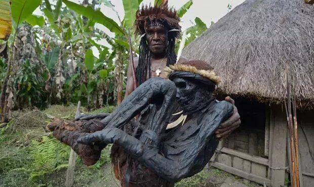 ویدئو/ رسم عجیب قبیله بدوی در گینه نو؛ نگهداری مومیایی اجداد در خانه!
