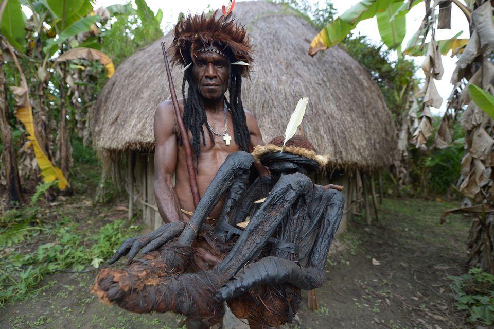 ویدئو/ رسم عجیب قبیله بدوی در گینه نو؛ نگهداری جسد اجداد در خانه!